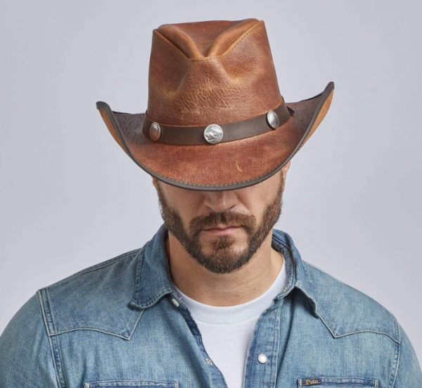 Topi Cowboy dengan Potongan Fedoranya yang Khas